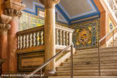 Barcelona, Art Nouveau - Palau de la Música Catalana en Hospital de Sant Pau in Barcelona: Het trappenhuis in het grote hoofdpaviljoen van...