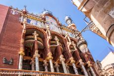 Barcelona, Art Nouveau - Palau de la Música Catalana in Barcelona: De rijk versierde voorgevel boven de entree. Bovenop de gedecoreerde zuilen staan de...
