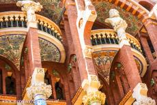Barcelona, Art Nouveau - Het Palau de la Música Catalana in Barcelona is uitbundig gedecoreerd met kleurig mozaïek. De roodstenen gevel van het...