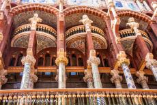 Barcelona, Art Nouveau - Het auditorium van het Palau de la Música in Catalana in Barcelona wordt verlicht door een ton wegende omgekeerde koepel van...