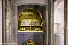 Pelgrimsroutes naar Santiago de Compostela - Pelgrimsroute naar Santiago de Compostela in Spanje: De zilveren kist met de stoffelijke resten van de apostel Jacobus in de...