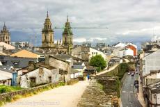 Pelgrimsroutes naar Santiago de Compostela - Pelgrimsroute naar Santiago de Compostela in Spanje: De kathedraal van Lugo gezien vanaf de meer dan twee km lange Romeinse stadsmuren van...
