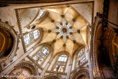 Pelgrimsroutes naar Santiago de Compostela - Pelgrimsroute naar Santiago de Compostela in Spanje: De stervormige koepel boven de kapel van de Condestable in de kathedraal van...