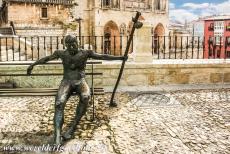 Pelgrimsroutes naar Santiago de Compostela - Pelgrimsroute naar Santiago de Compostela in Spanje: Een bronzen beeld van een volledig uitgeputte pelgrim bij de kathedraal van...