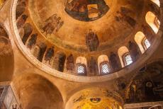 Klooster van Hosios Loukas - Klooster van Hosios Loukas: De koepel van de Katholikon is verfraaid met goudkleurige fresco's uit de 16de eeuw, de Katholikon werd boven...