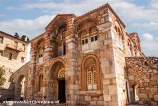 Klooster van Hosios Loukas - Klooster van Hosios Loukas: De voorgevel van de Katholikon. Het Byzantijnse klooster heeft twee met elkaar verbonden kerken. De Katholikon is...