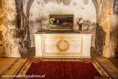 Klooster van Hosios Loukas - Klooster van Hosios Loukas: De tombe met het gebeente van de Heilige Lukas staat in de crypte van het klooster van Hosios Loukas. De crypte ligt...