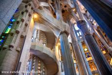 Werk van Antoni Gaudí - Werk van Antoni Gaudí, Barcelona: De spiraalvormige trap in de Sagrada Familia. In totaal heeft de Sagrada Familia achttien torens....