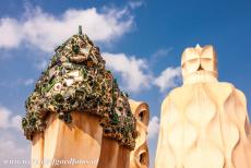 Werk van Antoni Gaudí - Werk van Antoni Gaudí, Barcelona: De schoorstenen op het dak van Casa Milà. De schoorstenen hebben bijzondere vormen en enkele ervan...