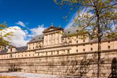 Abdijcomplex van Escorial in Madrid - De façade van het koninklijke paleis en klooster van San Lorenzo de El Escorial in Madrid, het complex staat bekend als El Escorial....