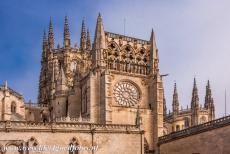 Kathedraal van Burgos - De 16de eeuwse vieringtoren van kathedraal van Burgos. De bouw van de Gotische kathedraal begon in 1221 en in de daaropvolgende eeuwen...