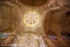 Kathedraal van Burgos - Kathedraal van Burgos: De stervormige koepel boven het transept van de kathedraal werd in de 16de eeuw gebouwd. De eenvoudige graftombe van...