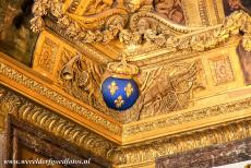 Paleis en park van Versailles - Het paleis van Versailles is rijkelijk gedecoreerd, waaronder een wapenschild van het koninkrijk Frankrijk (Modern), drie fleurs-de-lys op...