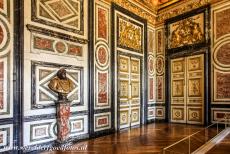 Paleis en park van Versailles - Het Paleis van Versailles werd vooral gebouwd om te imponeren, het is rijk gedecoreerd met o.a. vergulde ornamenten en marmer. Bijna alle...