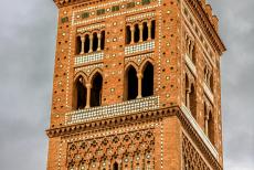 Mudéjar architectuur van Aragon - Mudéjar architectuur van Aragon: De Torre de El Salvador is een klokkentoren uit het begin van de 14de eeuw. De 40 meter hoge Torre de...