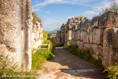 Archeologisch Tiryns - Archeologisch Tiryns: Op deze plek bevond zich ooit de Grote Poort, de hoofdpoort. Links zijn de restanten van de deurpost te...
