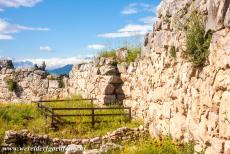 Archeologisch Tiryns - Archeologisch Tiryns: De cyclopische muur bij de ondergrondse gang werd gebouwd tussen de 14de en de 13e eeuw v.Chr. De totale lengte van de...