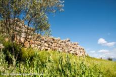 Archeologisch Tiryns - De citadel van Tiryns dateert uit de periode 1400-1200 v.Chr. De rotsheuvel waarop Tiryns werd gebouwd is slechts 18 meter hoger dan het...