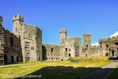 Kasteel Caernarfon - Kastelen en stadsmuren van King Edward in Gwynedd: De binnenhof van kasteel Caernarfon en uiterst rechts de Queens Gate. De Queens Gate is de...