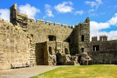 Kasteel Caernarfon - Kastelen en stadsmuren van King Edward in Gwynedd: De achterkant van de Queens Gate van kasteel Caernarfon gezien vanaf de...