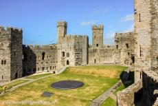 Kasteel Caernarfon - Kasteel Caernarfon: De Dais is het ronde stenen platform, dat in 1969 speciaal werd gebouwd voor de kroning van prins Charles tot prins van...