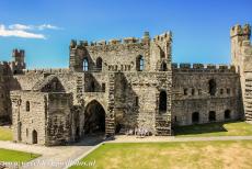 Kasteel Caernarfon - Kastelen en stadsmuren van King Edward in Gwynedd: De achterkant van de King's Gate gezien vanaf de muren van kasteel Caernarfon. De...
