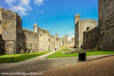 Kasteel Caernarfon - Kastelen en stadsmuren van King Edward in Gwynedd: De binnenplaats van kasteel Caernarfon. Veel gebouwen binnen de muren bestaan niet meer...