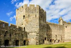 Kasteel Caernarfon - Kastelen en stadsmuren van King Edward in Gwynedd: De Well Tower met erachter de keuken van kasteel Caernarfon.   Kasteel Caernarfon was...