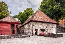 Bryggen - Bryggen: Het stenen gebouw op de binnenplaats, de 'gård', deed dienst als opslagplaats. Om brand te voorkomen, werden de houten...