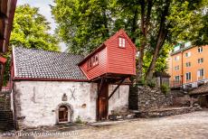 Bryggen - Bryggen: Achter de bekende houten huizen staan op de 'gård', de binnenplaats, enkele stenen gebouwen, die werden gebruikt voor de...