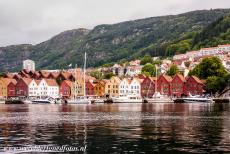 Bryggen - De houten huizen van de handelskade Bryggen in de stad Bergen worden weerspiegeld in de fjord. Bryggen is de historische handelskade van...