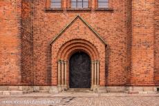 Kathedraal van Roskilde - Kathedraal van Roskilde: De koninklijke deur in de westfaçade. De deur is aan de buitenzijde verfraaid met afbeeldingen van de twaalf...