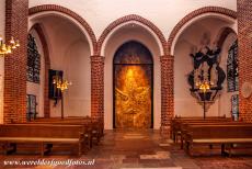 Kathedraal van Roskilde - In de kathedraal van Roskilde verspreidt de koninklijke deur samen met het vergulde altaarstuk een gouden gloed, dit effect ontstond door de...