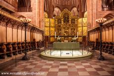 Kathedraal van Roskilde - Kathedraal van Roskilde: Het vergulde altaarstuk werd rond 1560 vervaardigd in Antwerpen. Het altaarstuk bestaat uit 21...