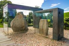 Grafheuvels, runenstenen en kerk van Jelling - Grafheuvels van Jelling, runenstenen en kerk: De kleinste is de oudste runensteen en werd door koning Gorm de Oude opgericht ter...