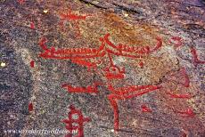 Rotstekeningen van Tanum - Rotstekeningen in Tanum: Een kleine rots bij Vitlycke, de tekeningen links zijn uniek, kleine voetafdrukken, die naar een vijver leiden. De...