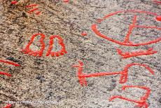 Rotstekeningen van Tanum - Rotstekeningen in Tanum: Op de rots bij Litsleby staan ook voetafdrukken en schepen. Op bijna alle rotsen bij Tanum komen schaalkuiltjes...