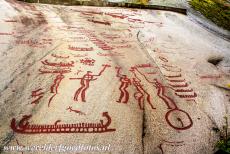Rotstekeningen van Tanum - Rotstekeningen in Tanum: Op de grote rots bij Aspeberget staan schepen, zonnewielen, een uniek stralend zonnesymbool, strijders met een...