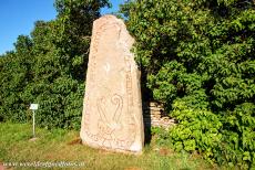 Agrarisch landschap van Zuid-Öland - Agrarisch landschap van Zuid-Öland: De runensteen bij het grafveld van Seby. De inscriptie op de runensteen luidt: 'Ingjald,...