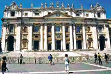 Vaticaanstad - Vaticaanstad: De Sint-Pietersbasiliek staat in Vaticaanstad, de pauselijke enclave midden in de stad Rome. De...