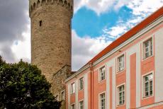 Historisch centrum van Tallinn - Historisch centrum (oude stad) van Tallinn: De vlag van Estland op wappert op Pikk Hermann, een verdedigingstoren aan de zuidwestkant van het...