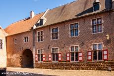 Vlaams Begijnhof van Diest - Het Vlaams Begijnhof van Diest werd gesticht in 1253. Het begijnhof werd gewijd aan de Heilige Catharina. De circa 90 huizen van...