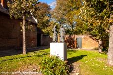 Vlaams Begijnhof van Diest - Een beeld van twee begijnen in het Vlaams Begijnhof van Diest. Begijnhoven ontstonden in de middeleeuwen, tijdens oorlogen en kruistochten...