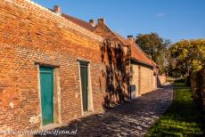 Vlaams Begijnhof van Diest - Evenals de meeste andere Vlaamse begijnhoven, wordt het Begijnhof van Diest omsloten door een stenen muur met toegangspoorten....