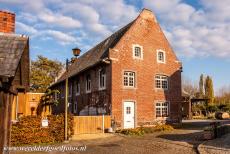 Vlaams Begijnhof Sint Truiden - Een van de oudere bakstenen huizen in het Vlaams Begijnhof Sint Truiden. Het merendeel van de huizen dateert uit de 17de en 18de eeuw. Het...