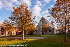 Vlaams Begijnhof Sint Truiden - Het onmisbare bleekveld voor de kerk van Sint Agnes in het Vlaams Begijnhof van Sint Truiden. Begijnen voorzagen in hun levensonderhoud...