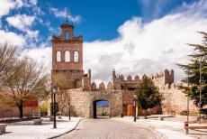 Oude stad van Ávila - Oude stad van Ávila en de kerken buiten de muren: De Puerta del Carmen, de Carmen Poort, en haar toren. De zuidkant van de...