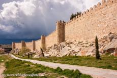 Oude stad van Ávila - Oude stad van Ávila met de kerken buiten de stadsmuren: De middeleeuwse muren omsluiten ook nu nog de hele historische stad van...