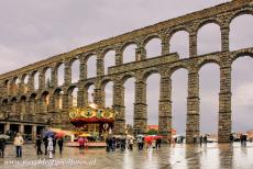 Oude stad van Segovia en het aquaduct - De oude stad van Segovia met het aquaduct: Het Romeinse aquaduct van Trajanus is 28 meter hoog en loopt door het oude centrum van Segovia. De...