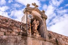Old Town of Cáceres - Old Town of Cáceres: The rear side of the Arco de la Estrella, the Arch of the Star. A small niche contains a statue of... Old Town of Cáceres - Old Town of Cáceres: The rear side of the Arco de la Estrella, the Arch of the Star. A small niche contains a statue of...